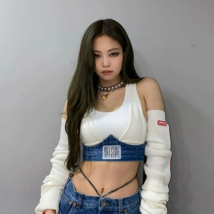 腰链成为新潮流？Jennie、Kylie纷纷挑战“腰上功夫”！