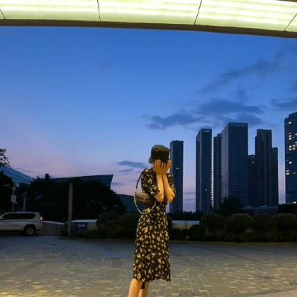 迪丽热巴晒美照 戴渔夫帽穿碎花长