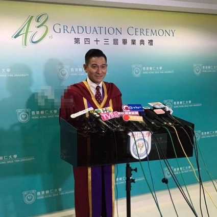 刘德华获荣誉博士学位 还想将来写书当作家