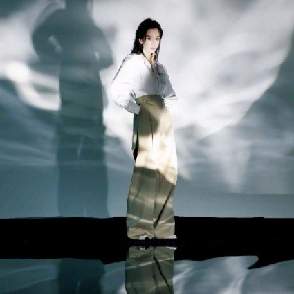 <b>Angelababy流光陨石封面大片 身形优越</b>